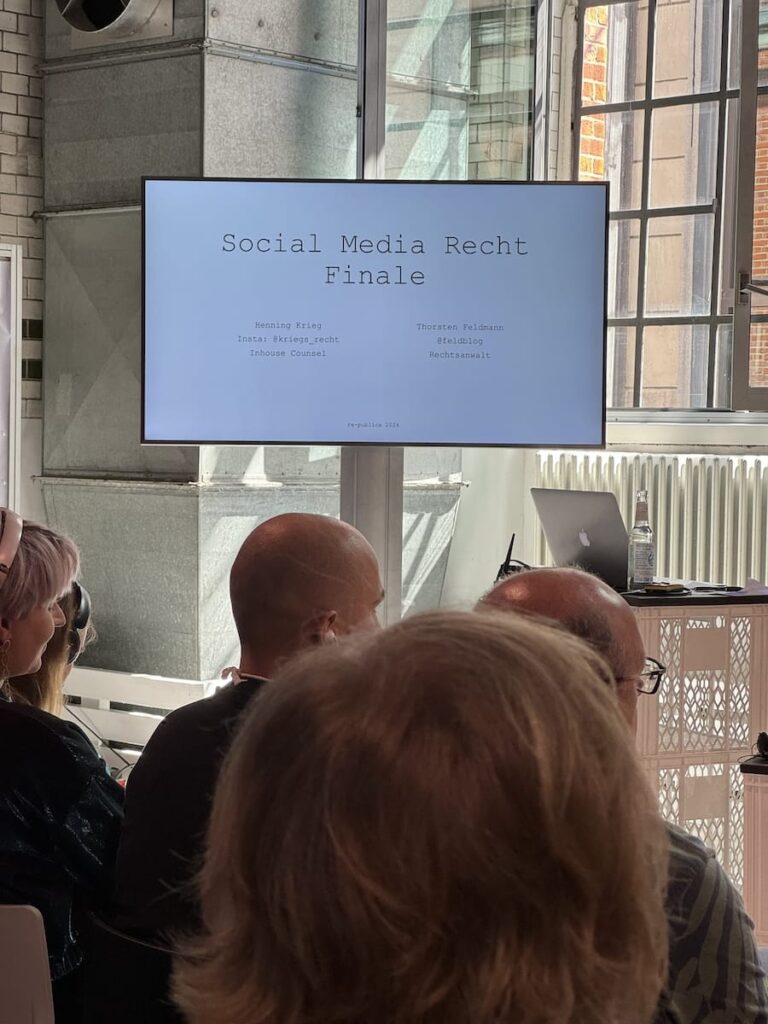 Monitor mit Sessiontitel/Folien zum "Saisonrückblick Social-Media-Recht 2023/2024: Finale" von Thorsten Feldmann, Henning Krieg.
