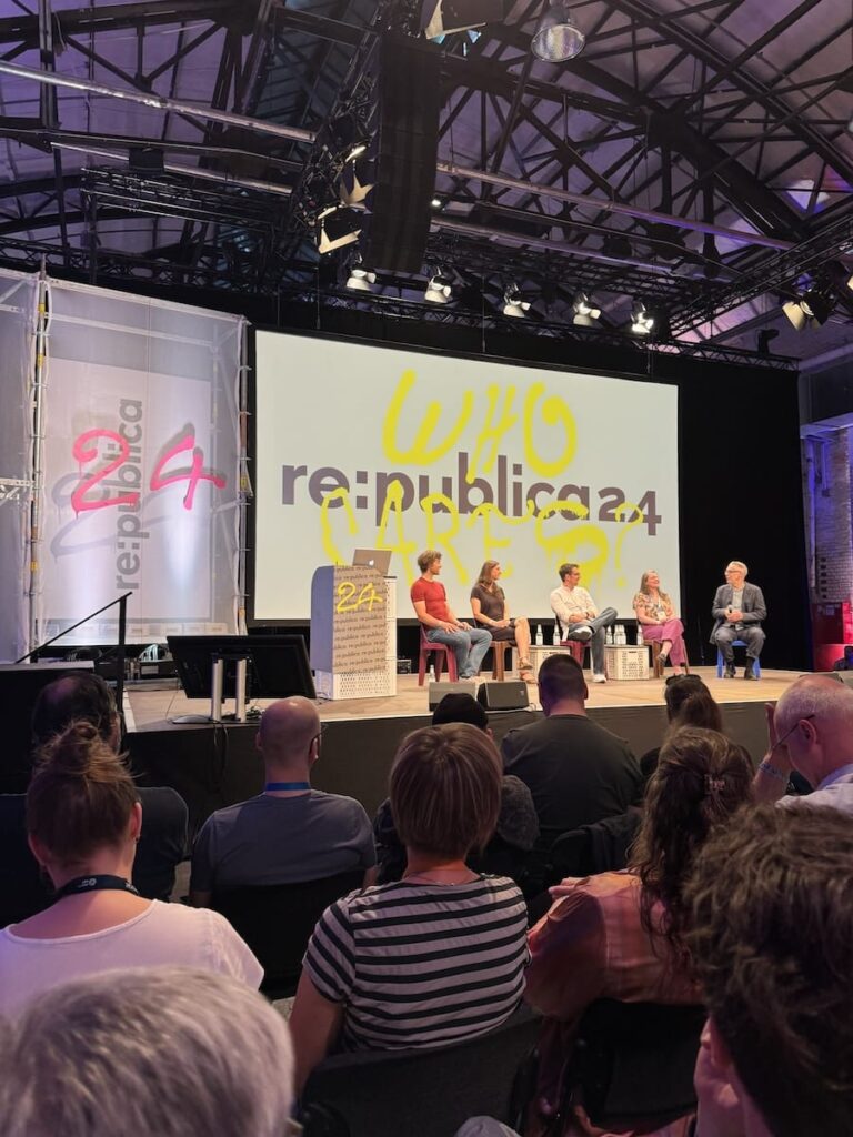 re:publica24-Panel "Verloren auf Plattformen" - fünf Personen auf einer Bühne, vor einem großen Screen, Publikum im Vordergrund. Von links: Simon Hurtz, Katharina Nocun, Dirk von Gehlen, Patricia Cammarata, Johnny Haeusler.